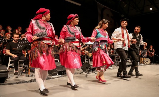 Başkan Eşki, Halk Dansları Festivali'inde horon oynadı