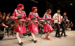 Başkan Eşki, Halk Dansları Festivali'inde horon oynadı