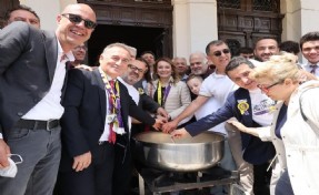 Başkan Mutlu, İzmir Atatürk Lisesi’nin Pilav Günü’ne katıldı