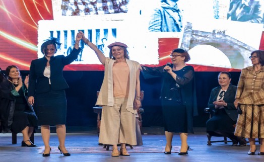 Başkan Mutlu öncü kadınların anıldığı gösteride sahne aldı