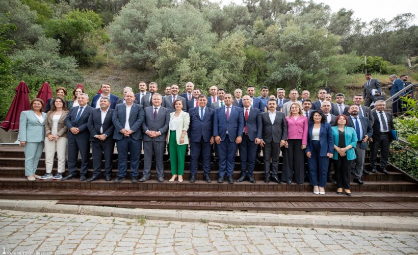 Başkan Tugay ilçe belediye başkanlarıyla bir araya geldi