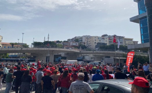 Bayraklı'da işçi grevi boyut atladı: Çöp arabalarını çektiler!