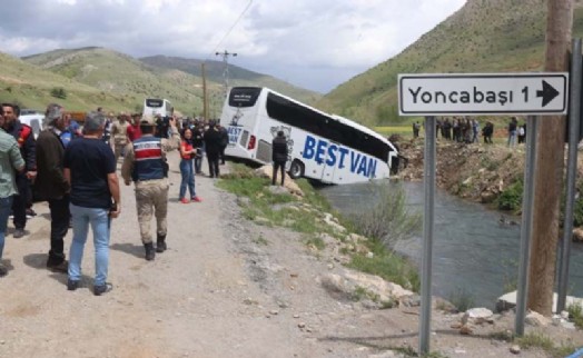 Bitlis'te yolcu otobüsü dereye uçtu: 7 yaralı