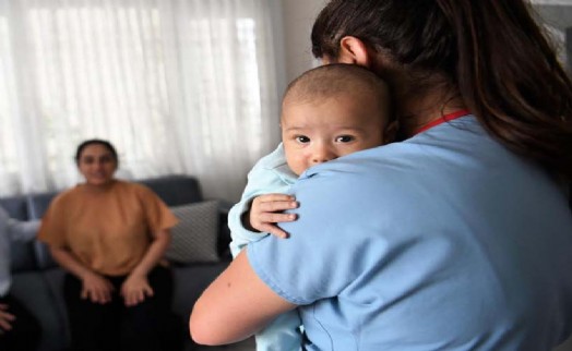 Bornova Belediyesi’nden yeni doğanlara özel hediye paketi