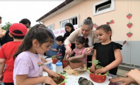 Bornova’da minikler ve annelerine Çilek Şenliği