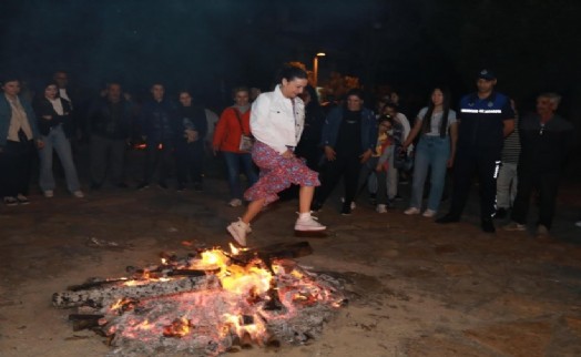 Efes Selçuk'ta Hıdırellez coşkuyla kutlandı: Sengel ateşten atladı!