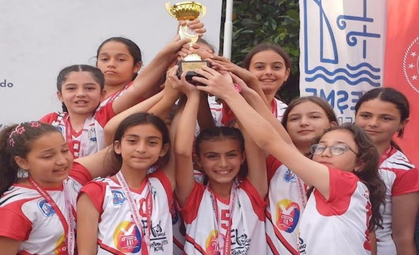 Efes Selçuklu sporcular madalya ve kupayla döndü