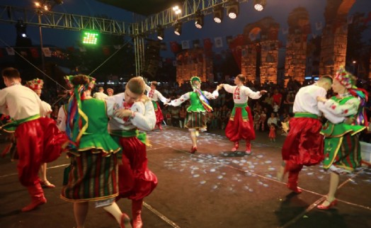 Efes'te uluslararası halk oyunları şenliği farklı kültürleri birleştirdi