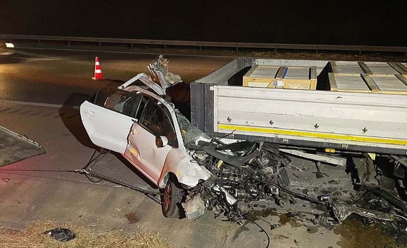 Emniyet şeridinde park halindeki TIR'a çarpan otomobilin sürücüsü öldü