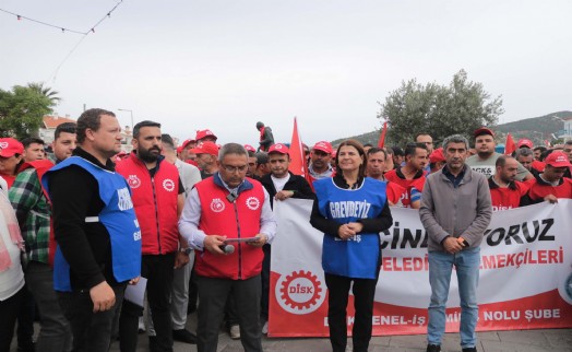 Foça Belediyesi çalışanlarından 'maaş' eylemi