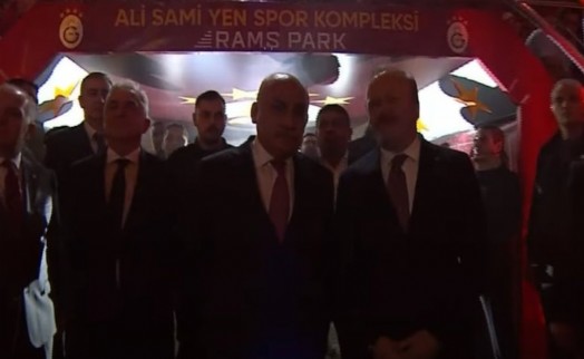 Galatasaray taraftarından Mehmet Büyükekşi'ye protesto