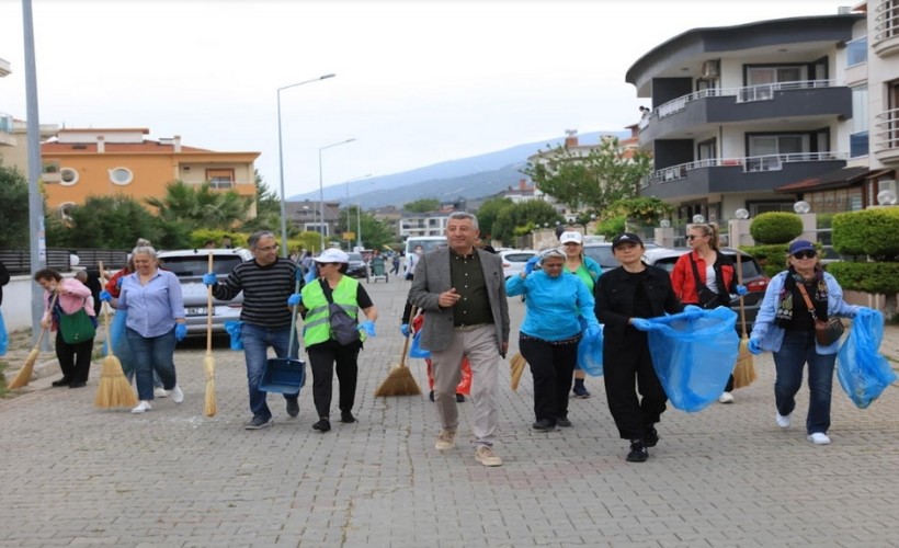 Güzelbahçe’de halk-belediye birlikte sokakları temizledi