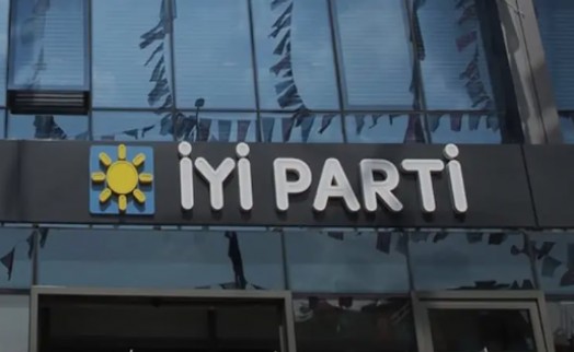 İYİ Parti'de yaprak dökümü sürüyor