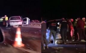 İzmir'de 2 otomobil çarpıştı: 2 ölü, 1 yaralı