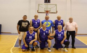 İzmir'de 65 yaş ve üzeri basketbolcuların Türkiye'de rakibi yok