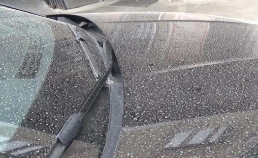 İzmir'de toz taşınımlı hava etkisi: Araçlara çamur yağdı
