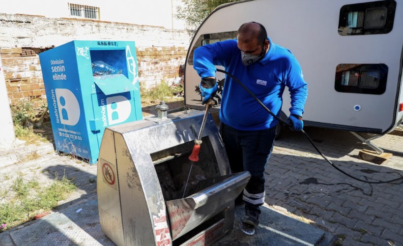 Karşıyaka’da yüzlerce çöp konteyneri tek tek ilaçlanıyor