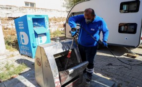 Karşıyaka’da yüzlerce çöp konteyneri tek tek ilaçlanıyor