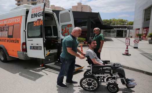 Konak’ta ‘Engelsiz Servis’le engeller aşılıyor