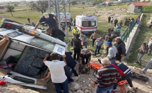 Kütahya'da yolcu minibüsü şarampole devrildi: 13 yaralı