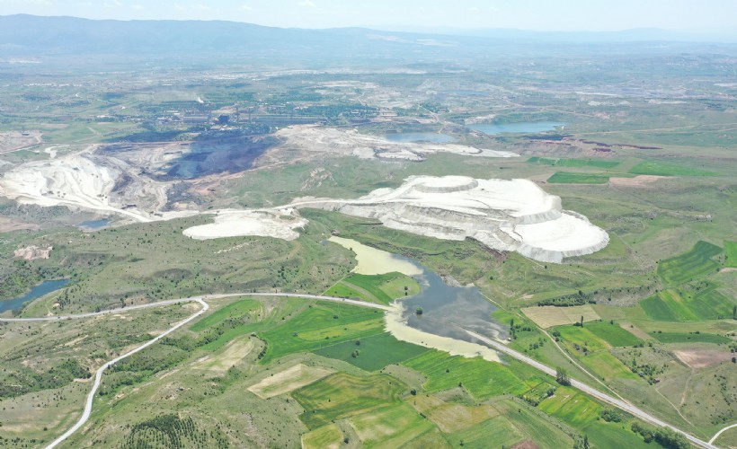 Maden sahasındaki heyelan nedeniyle taşan gölet, belde yolunu ulaşıma kapattı