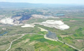 Maden sahasındaki heyelan nedeniyle taşan gölet, belde yolunu ulaşıma kapattı