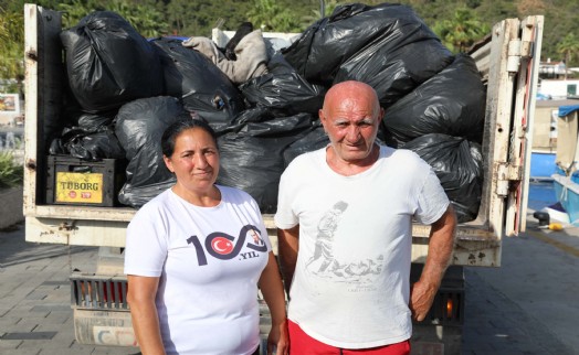 Marmaris'te Avcı çifti, koylarda 150 torba çöp topladı