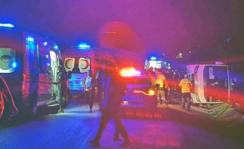 Öğrencileri taşıyan midibüs şarampole uçtu: 25 yaralı