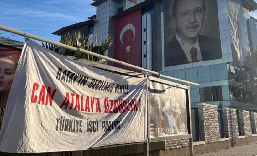 TİP İzmir'den 'Can Atalay' hamlesi: AK Parti İl Başkanlığına poster astılar!