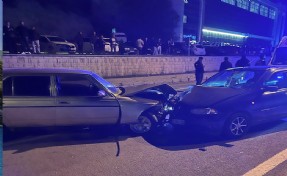 Ters yönde giden otomobil, karşı yönden gelen otomobille kafa kafaya çarpıştı: 5 yaralı