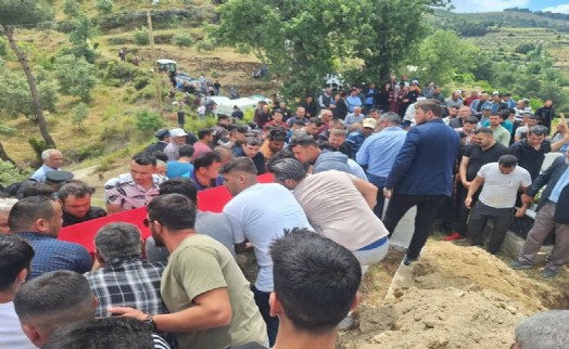 Traktörün altında kalarak hayatını kaybeden gece bekçisi toprağa verildi