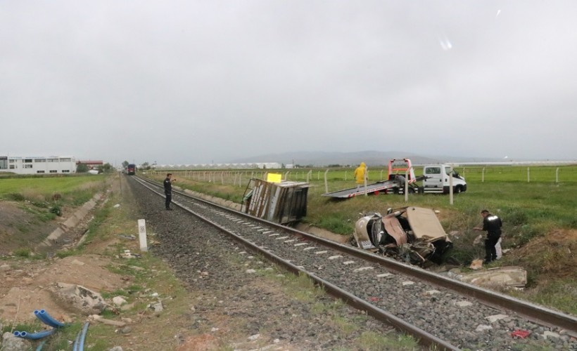 Tren hemzemin geçitte kamyonete çarptı