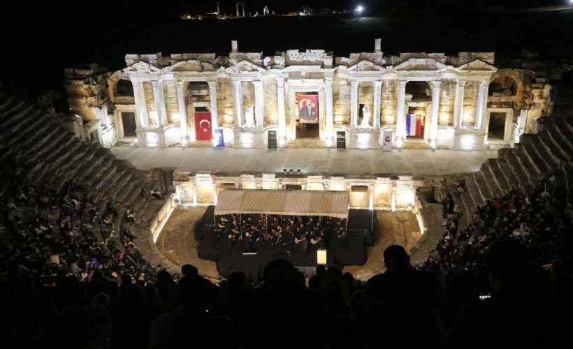 Türkiye ile Hollanda'nın 100 yıllık dostluğu, antik tiyatroda konserle kutlandı