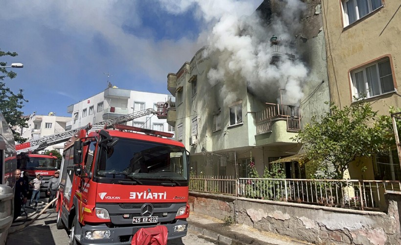 Yangın dehşeti; İtfaiyenin merdivenli aracıyla kurtarıldılar