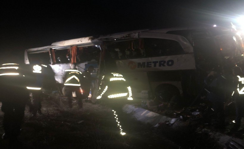 Yolcu otobüsü şarampole devrildi: Ölü ve yaralılar var