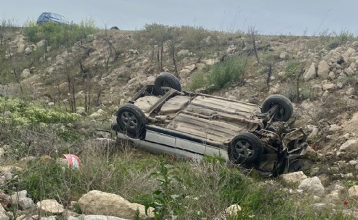 Yoldan çıkan otomobildeki 3 kişi yaralandı