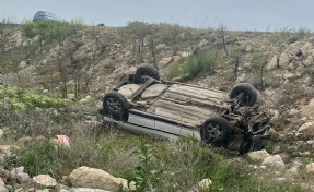 Yoldan çıkan otomobildeki 3 kişi yaralandı