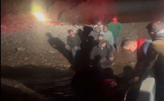 Yunan unsurlarınca itilip Karaada'ya çıkan 17 kaçak göçmeni Sahil Güvenlik kurtardı