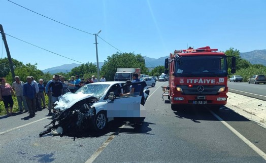 2 otomobil çarpıştı; sürücü kursu eğitmeni öldü, 5 yaralı