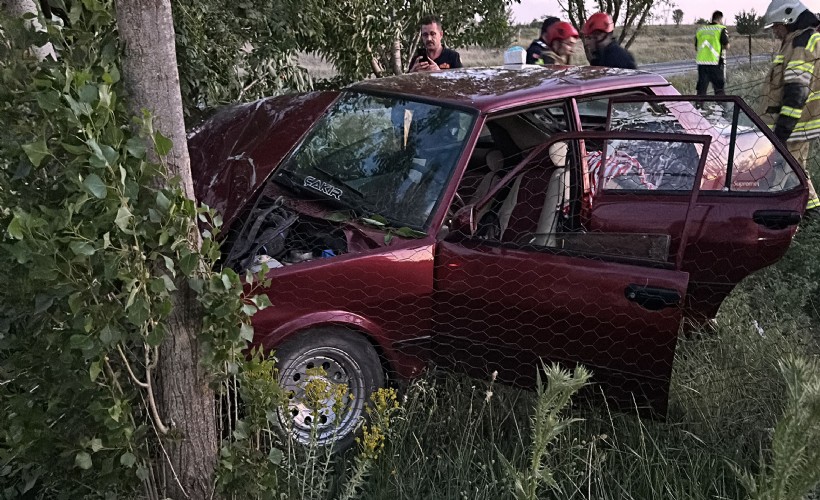 Ağaca çarpan otomobildeki 3 kişi yaralandı