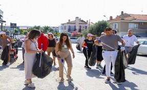 Alaçatı'da çevre temizliği etkinliği sürüyor