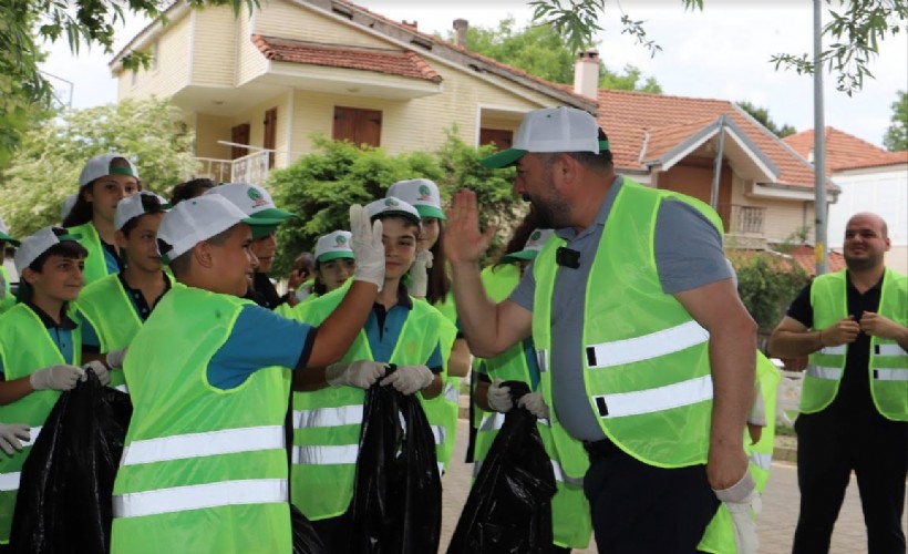 Başkan Turan, Gölcük Gölü çevresinde çöp topladı