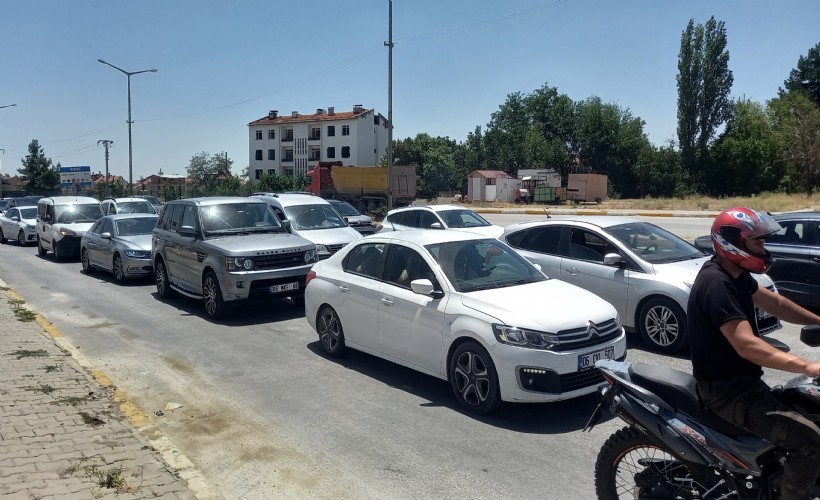 Bayram dönüşünde Afyonkarahisar'daki kara yollarında yoğunluk