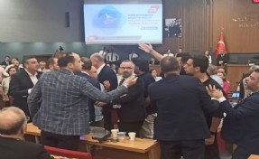 Büyükşehir Meclisi'nde 'İsrail’ gerginliği: Gençler protesto etti, meclis birbirine girdi