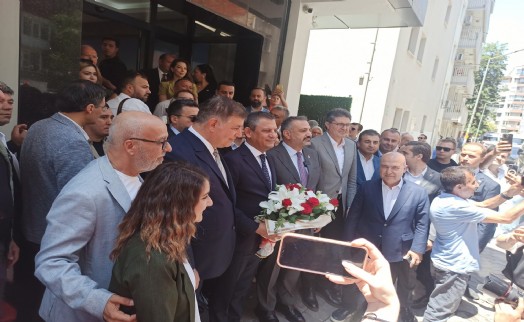 CHP lideri Özel İzmir’de; Gözyaşları içinde anlattı