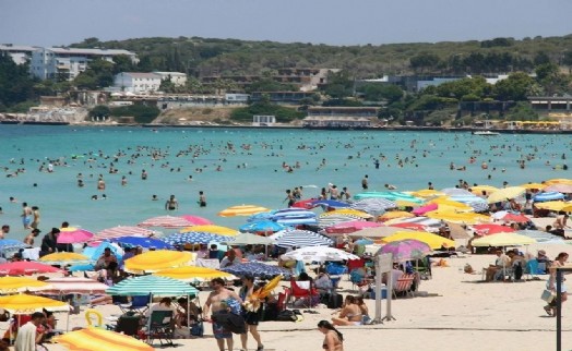 Çeşme'de arife günü yoğunluğu: Beach club ve halk plajları doldu