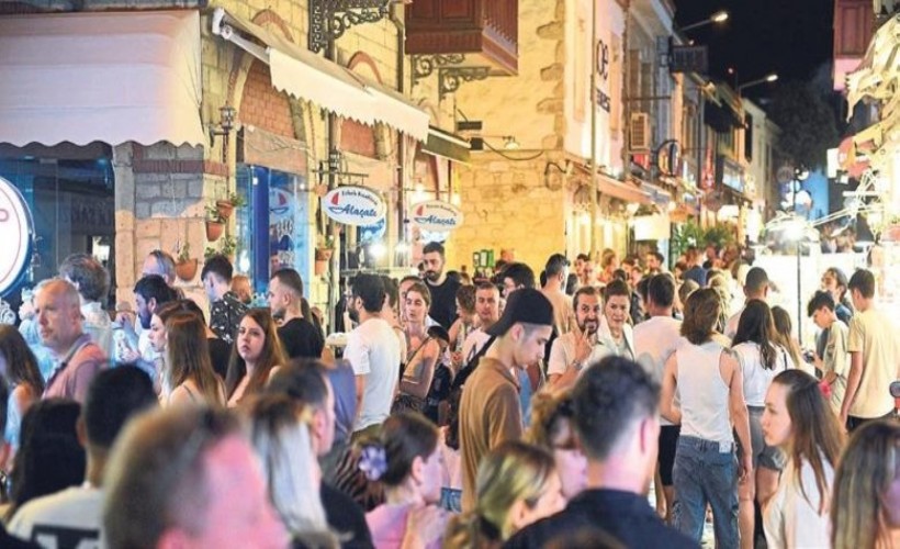 Çeşme doldu taştı; Dondurmacılarda ve beachlerde uzun kuyruklar oluştu!