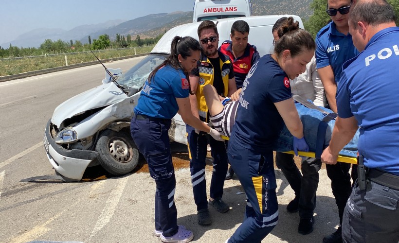 Dinar'da korkunç kaza: 2 yaralı