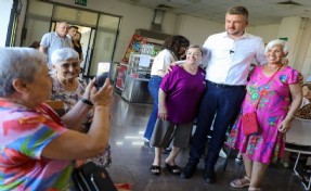 Duman bayramın ilk ziyaretini huzurevine gerçekleştirdi