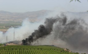 Eski çöp depolama alanında yangın; bağ evi ve otomobil yandı